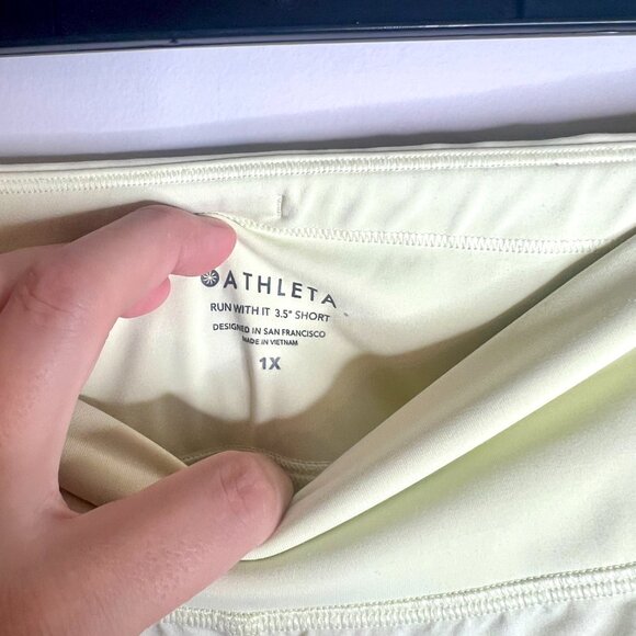 Athleta Run With It 3.5” Shorts in Light Green Lightweight Running Athleisure 1X - Picture 2 of 3